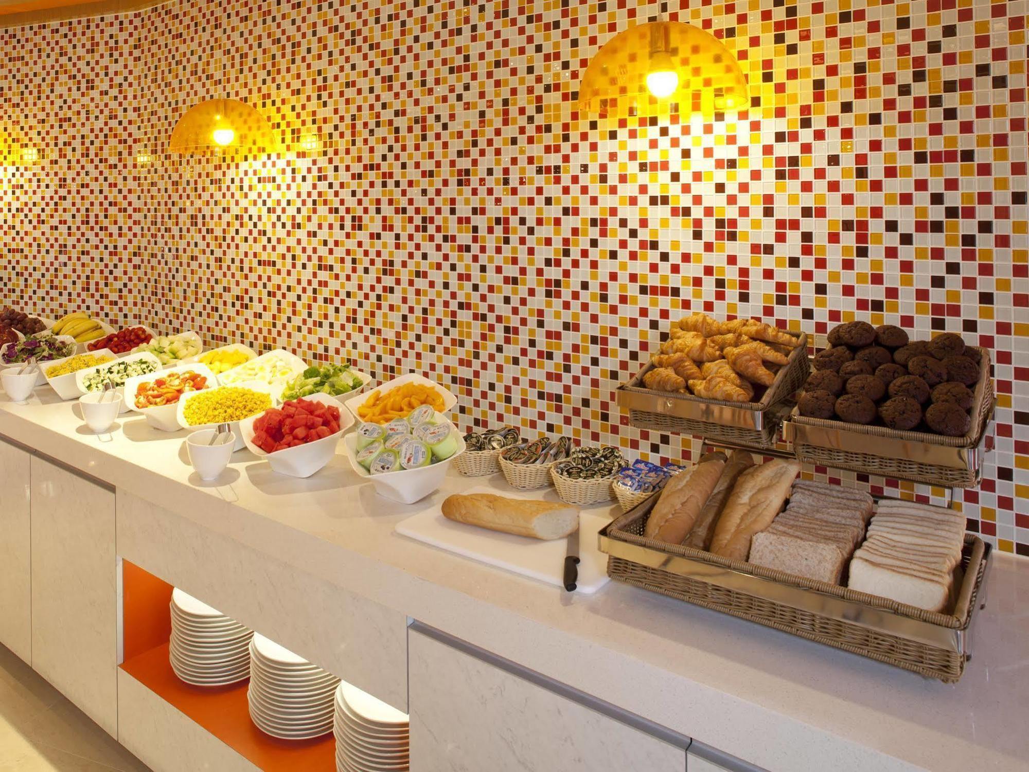 Hotel Ibis & Sheung Wan Hong Kong